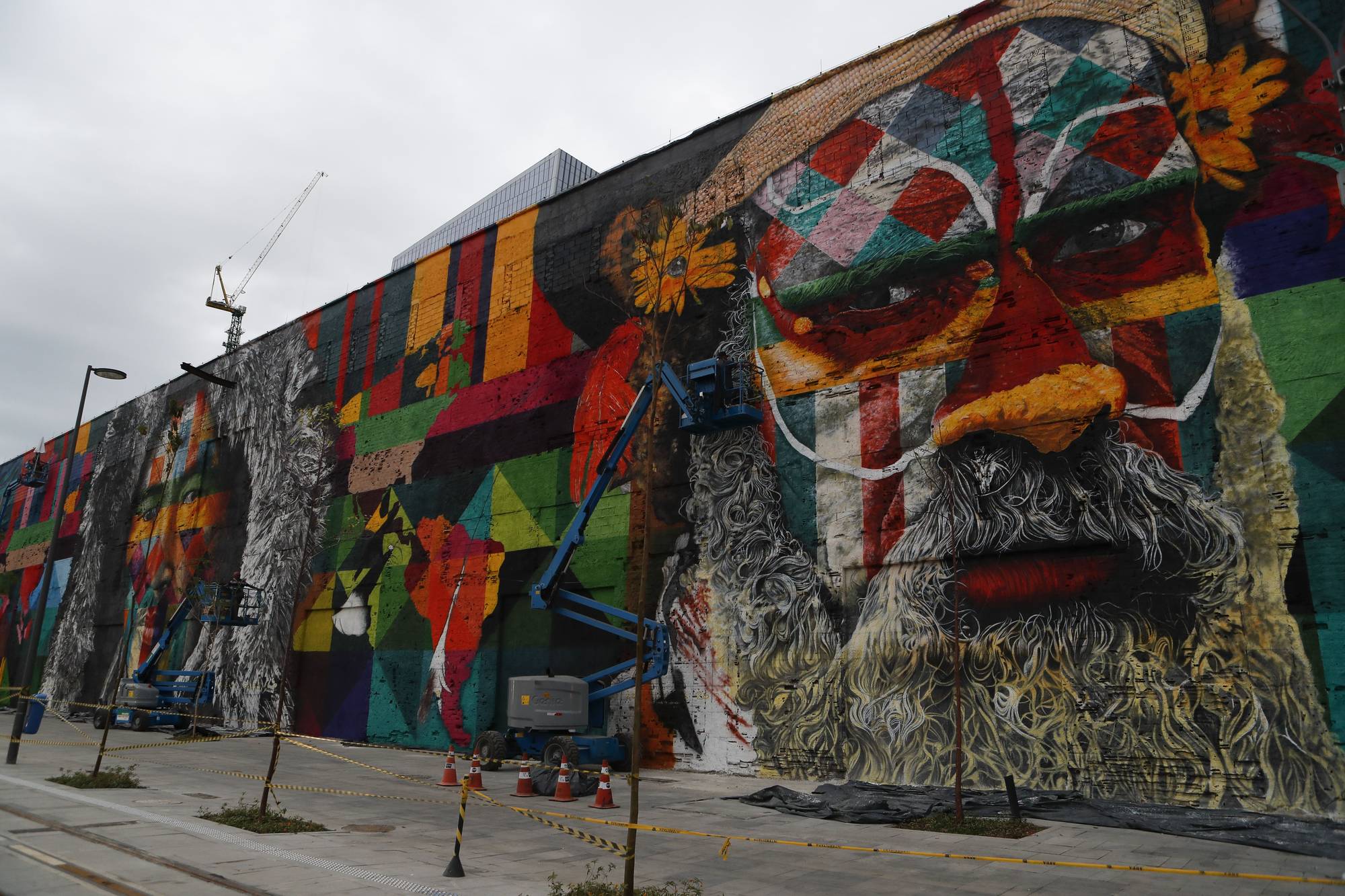 Das Wandbild Etnias von Eduardo Kobra am Boulevard Olímpico.
