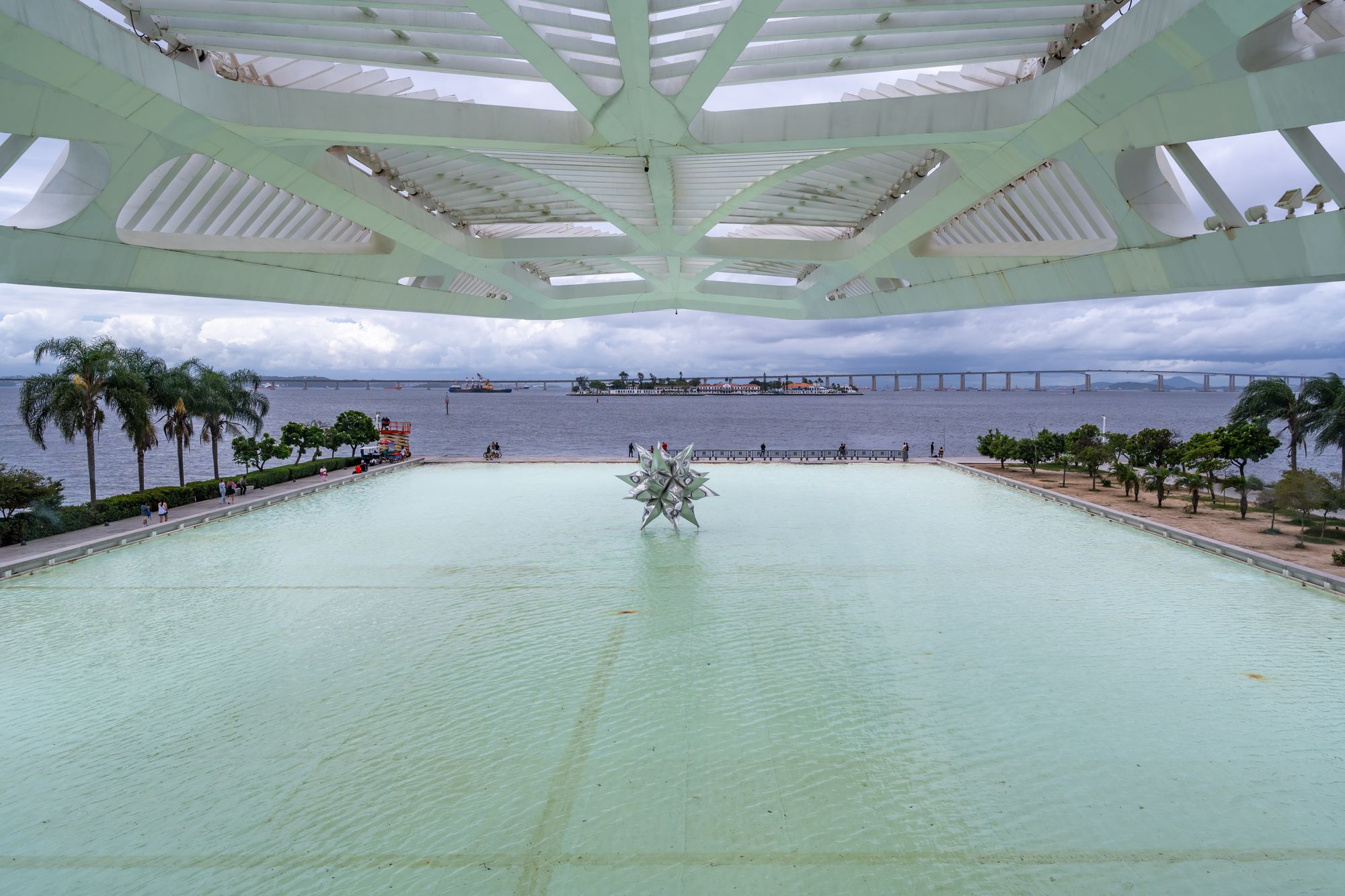 Das Wasserbecken rund um das Museum, öffentlich zugänglich.