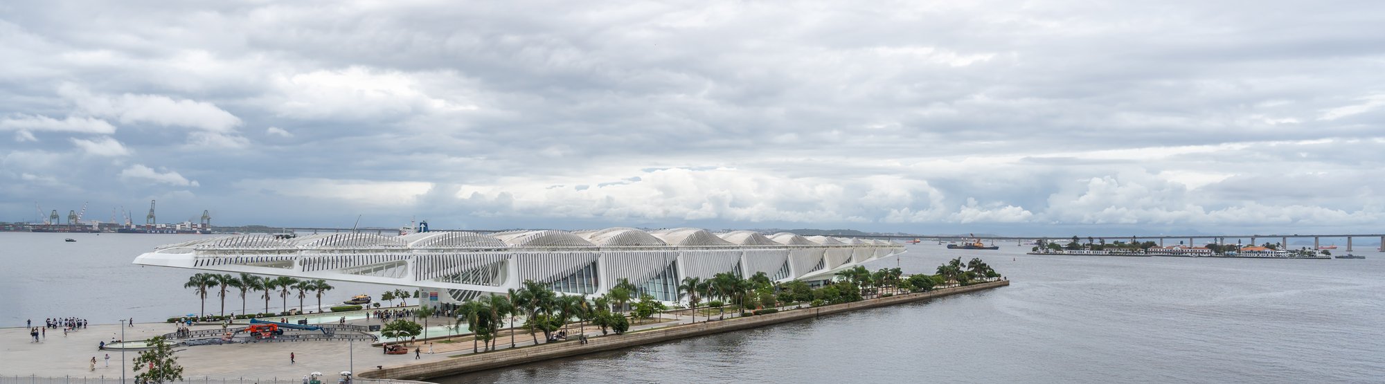 Das Museum und die Baía de Guanabara im selben Bild.