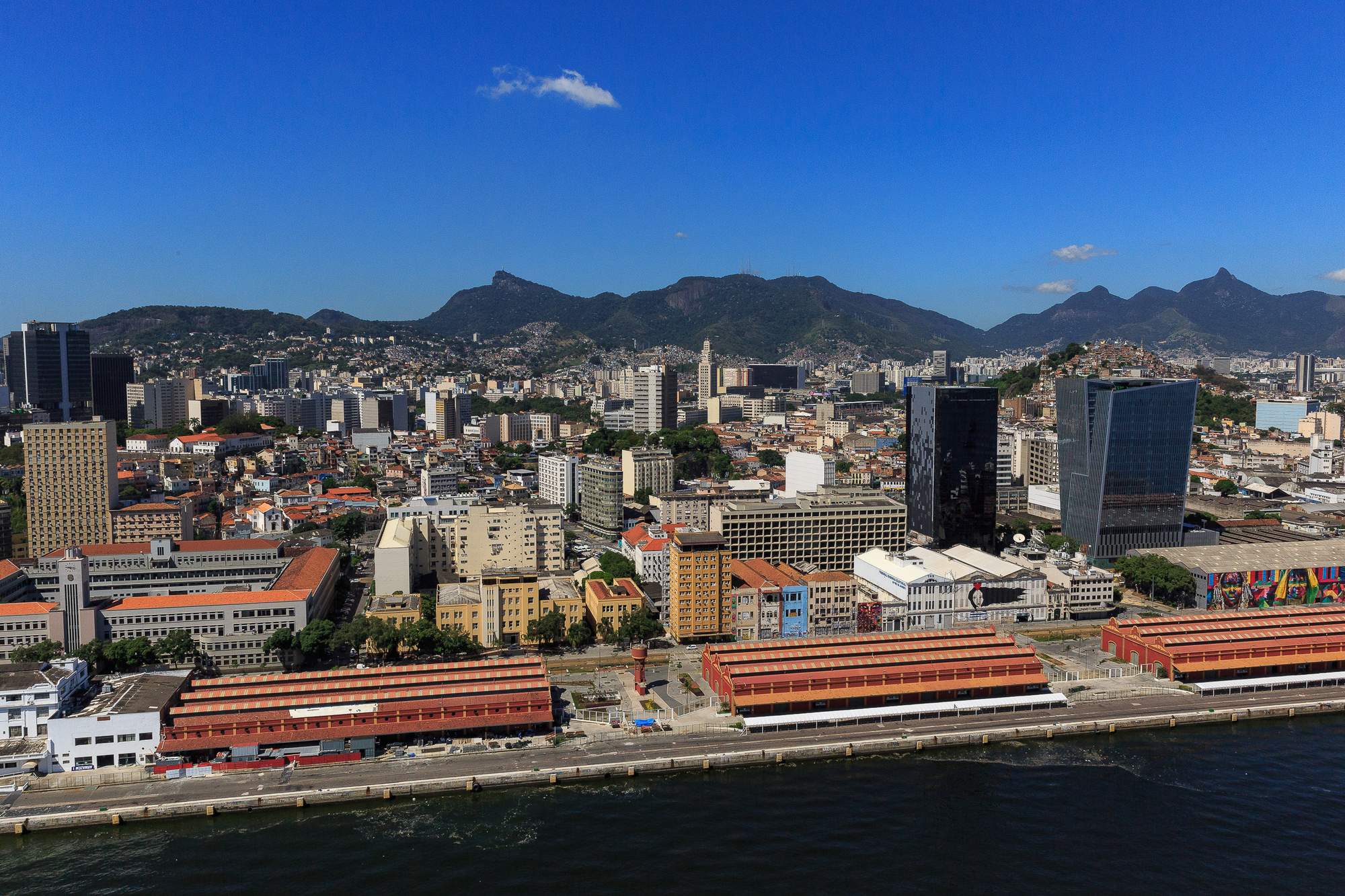 Porto Maravilha von oben: die Lagerhäuser am Kai, die Altstadthäuser im Centro und die Berge im Hintergrund.