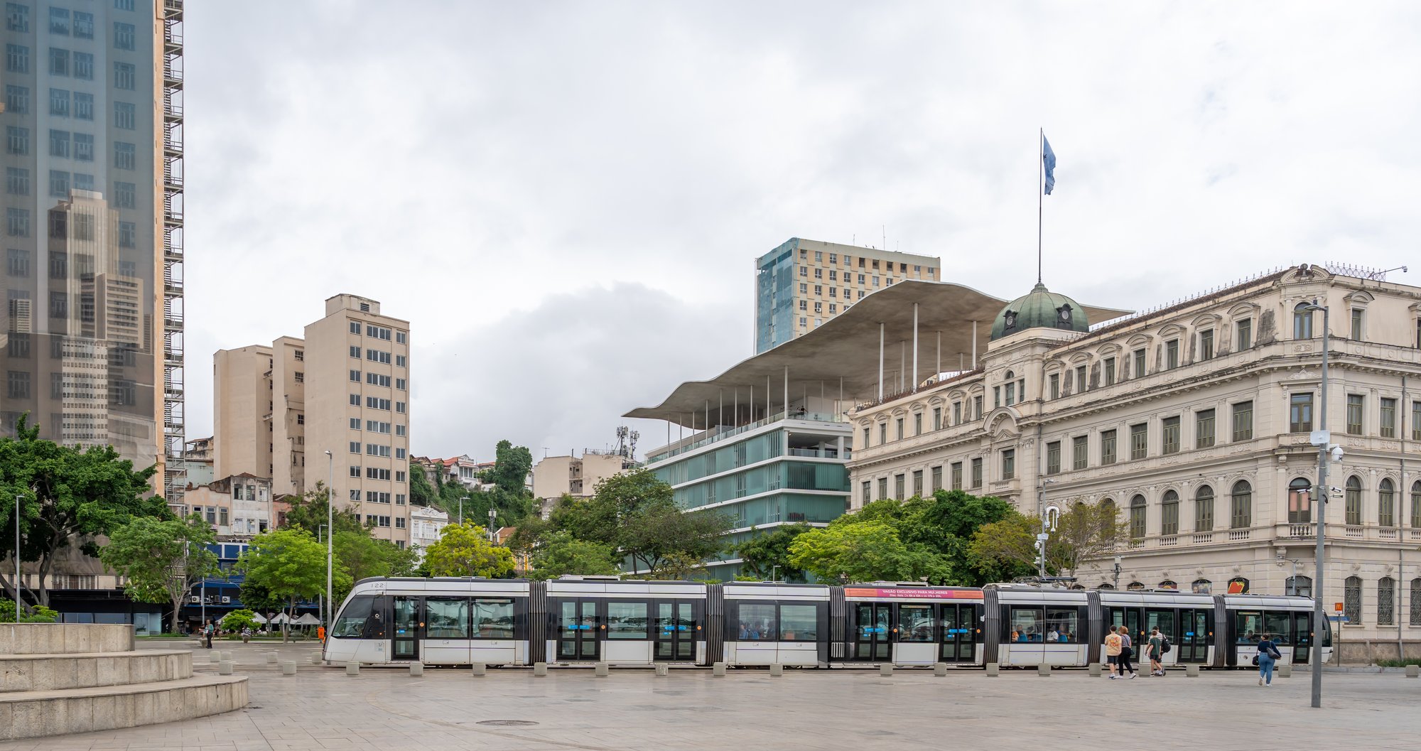 Die VLT auf der Praça Maua, vor dem MAR.